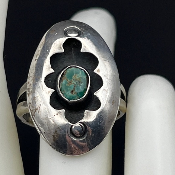 Jewelry - Sterling Silver Split Shank Shadowbox Ring with green stone